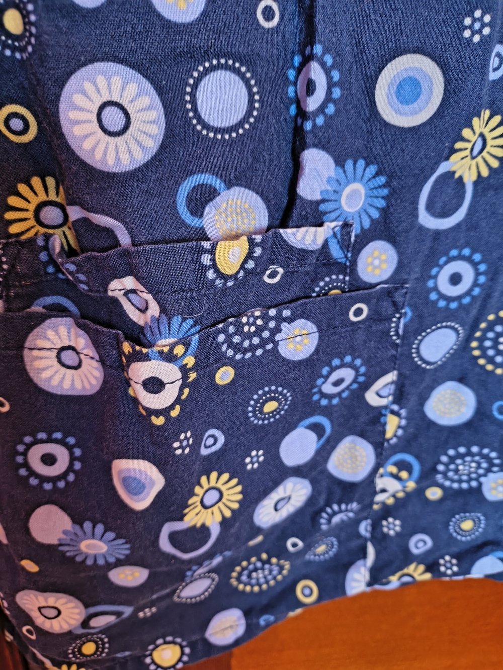 H.Q. Scrub Top 2x. Navy Floral / Circles - Picture 6 of 7